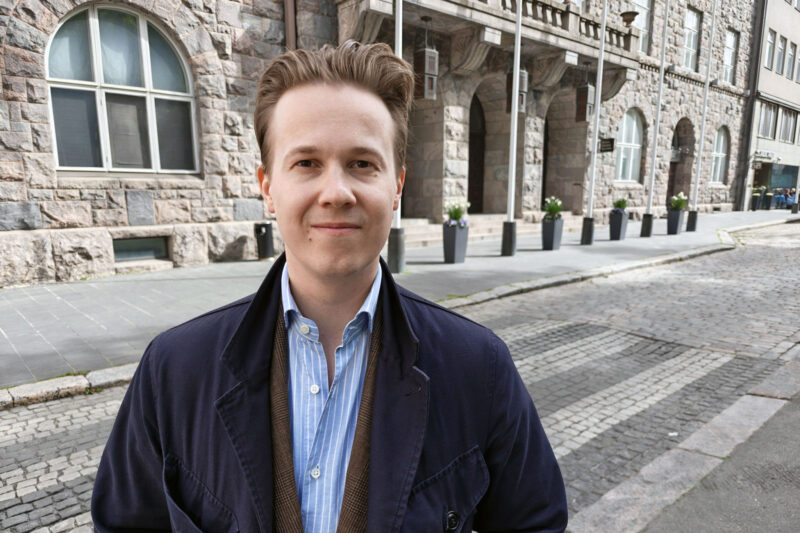 Puolivartalokuva Samuel Jokelasta, taustalla Paasitorni Hakaniemessä.