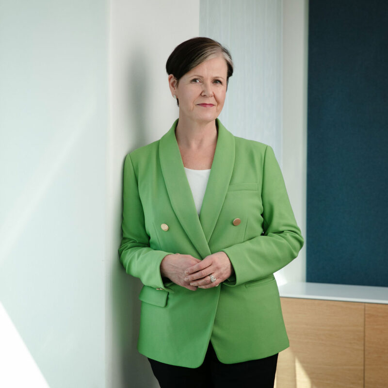 Katja Syvärinen puolivartalokuva.