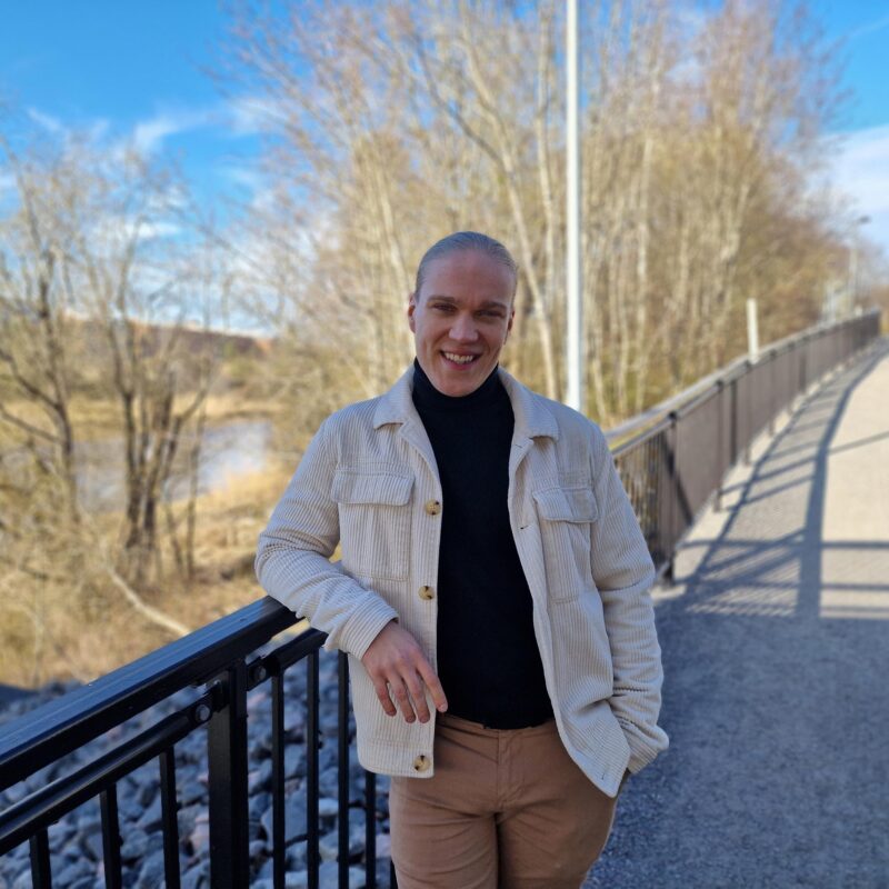 Toni Heikkilä is standing on a bridge.