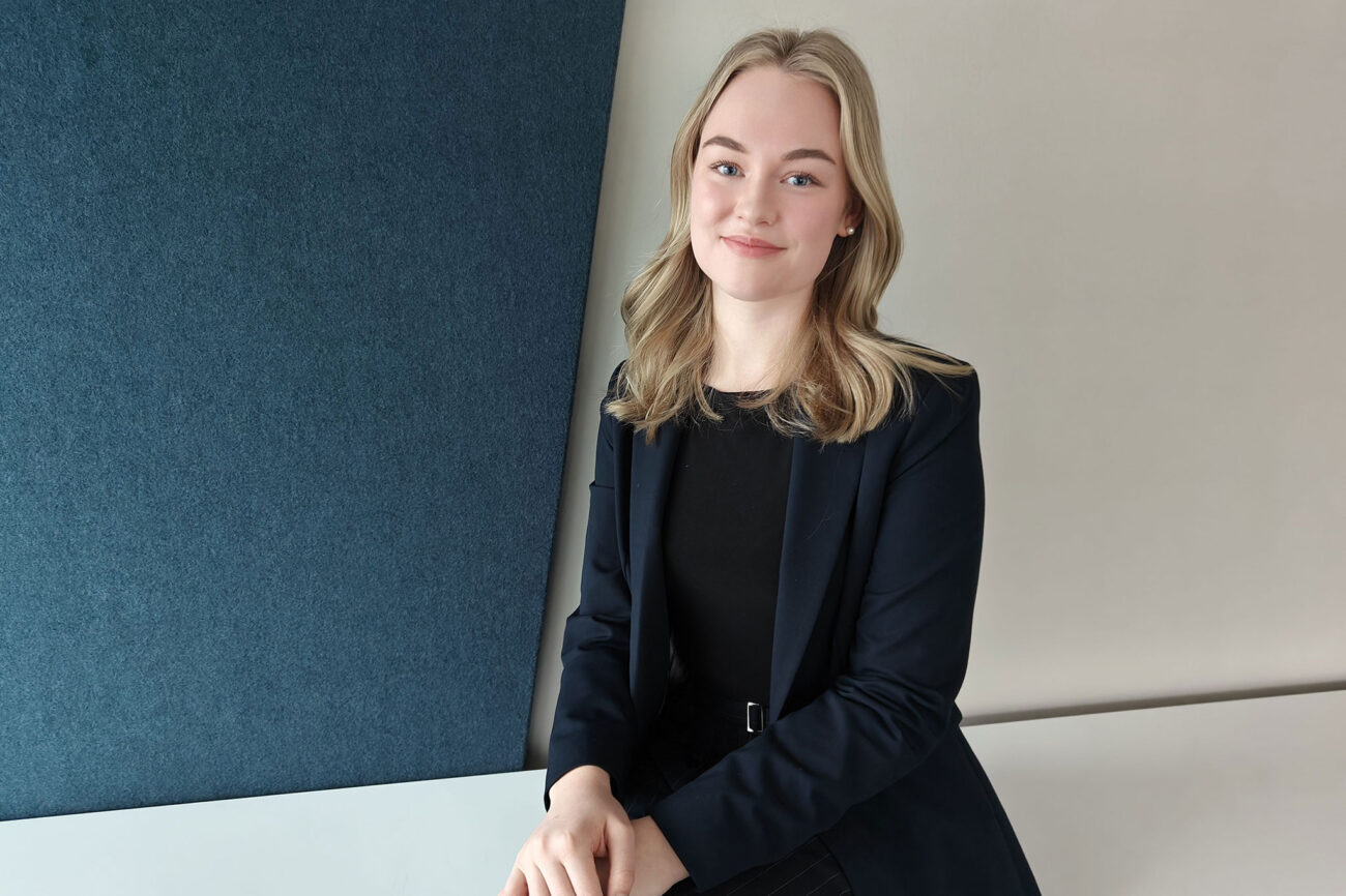 Elisa Väänänen istumassa pöydän kulmalla.