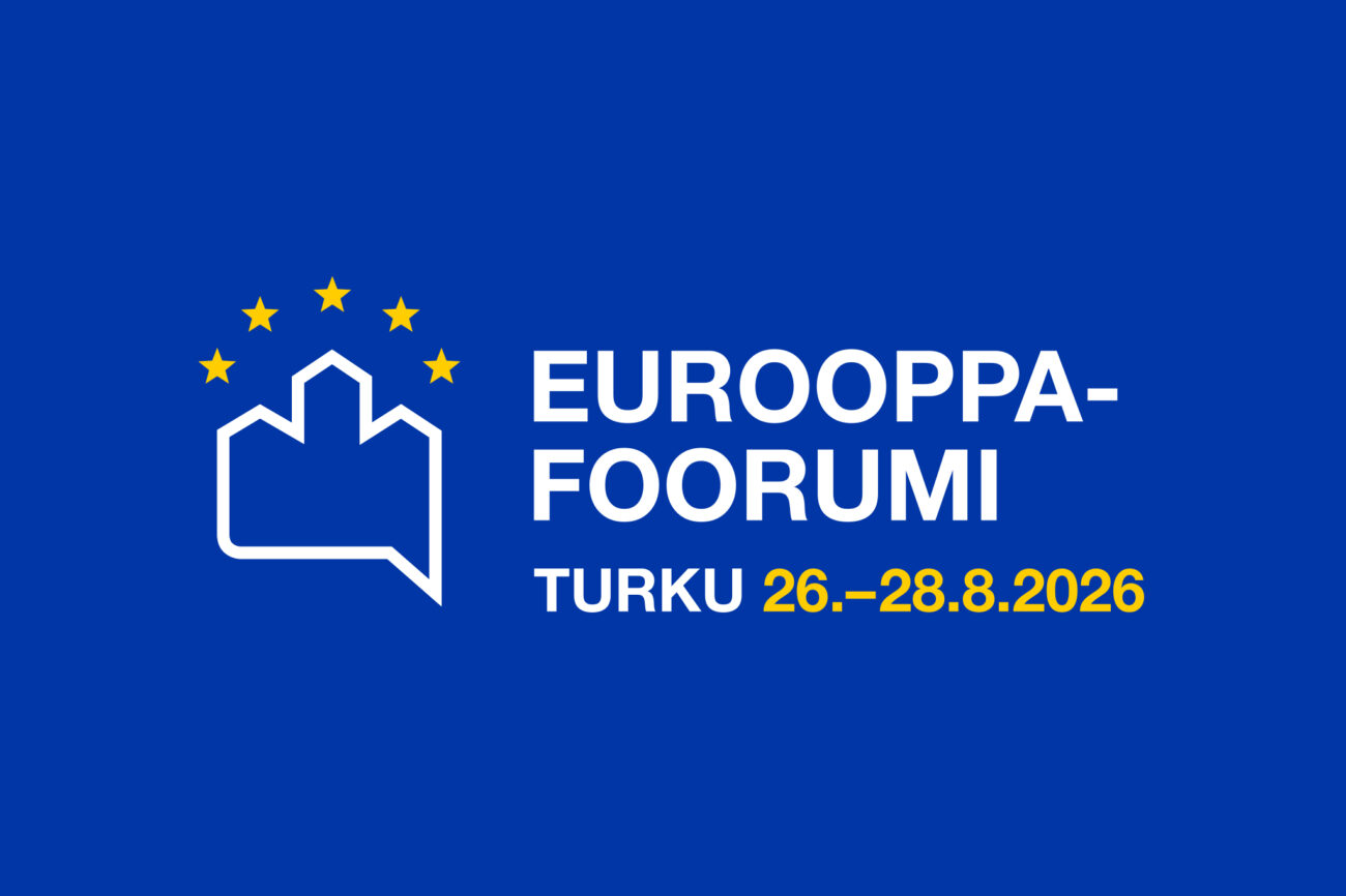 Sinisellä pohjalla Eurooppa-foorumin logo, joka muistuttaa Turun linnaa, ja teksti Eurooppa-foorumi Turku 26.–28.8.2026.