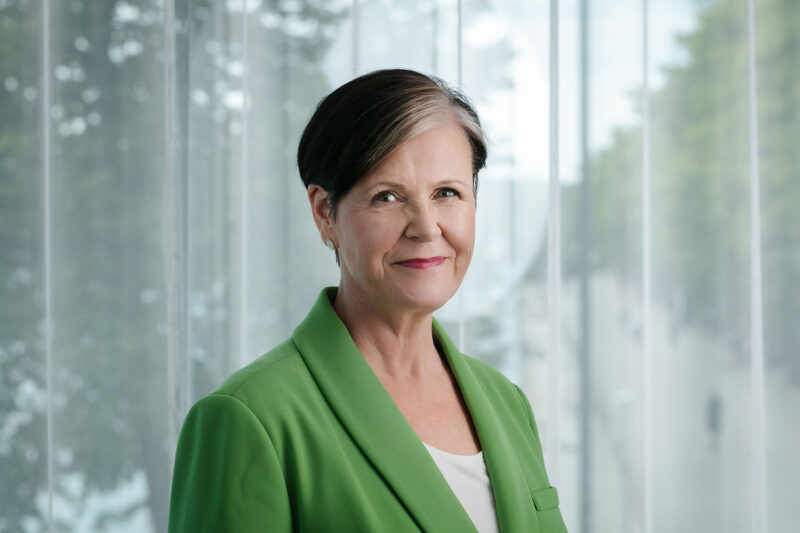 Katja Syvärisen kasvokuva.